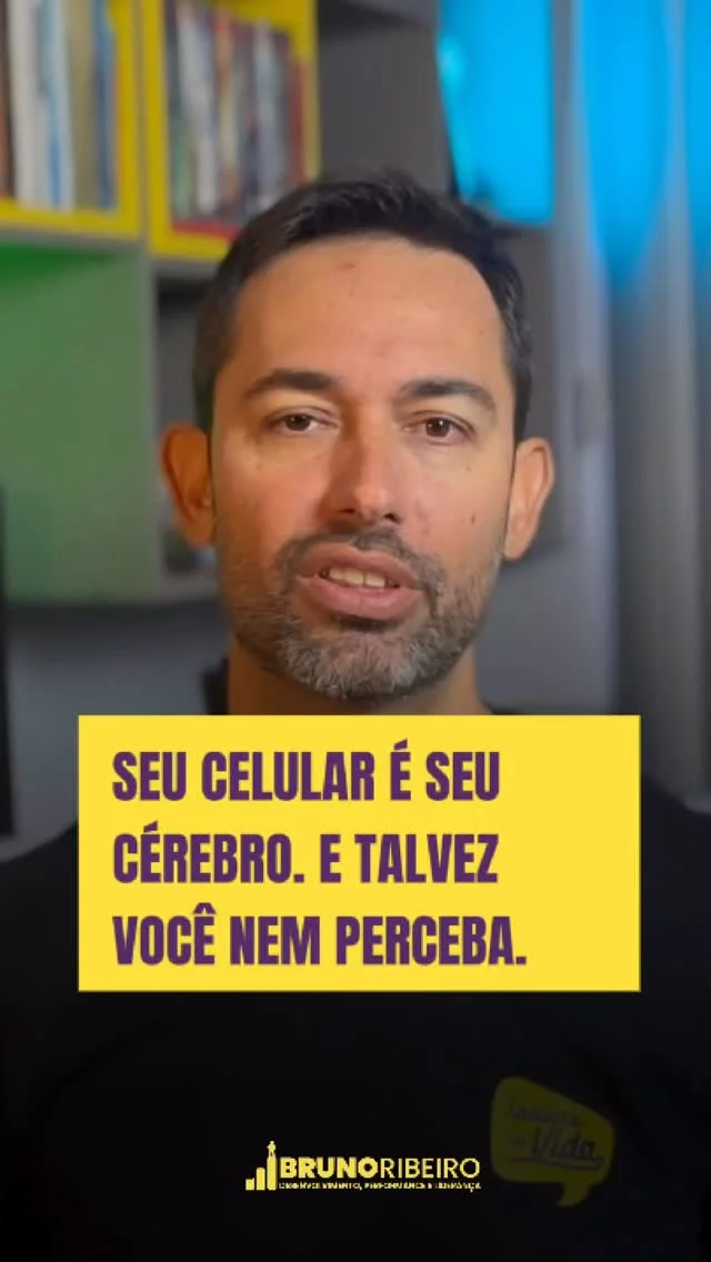 Já pensou o que acontece se você perder o celular agora?
👉 Você esquece compromissos
👉 Não consegue falar com ninguém
👉 Fica sem pagar as contas
👉 E até perde parte da sua identidade

Isso não é exagero.
📱 Seu celular virou uma extensão do seu cérebro.
A ciência chama isso de cognição estendida – quando pensamos e tomamos decisões com ferramentas externas.

O problema?
Estamos terceirizando tanto o raciocínio…
…que estamos perdendo o controle da própria mente.

🧠 Neste vídeo, te ajudo a refletir:
Quem está no comando: você ou a tecnologia?

💬 Comenta “Eu quero o controle!” se isso fez sentido pra você.

#CognicaoEstendida #DependenciaDigital #ControleMental #TecnologiaConsciente #MindsetDigital #NeurocienciaDoDiaADia #FocoAutodisciplina