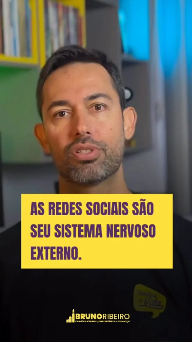 Já sentiu inveja vendo a viagem perfeita de alguém?
Ou ansiedade depois de ler uma notícia pesada no feed?

Isso não é só coincidência.
As redes sociais estão literalmente conectadas às suas emoções.
Elas ativam gatilhos profundos no seu cérebro: dopamina, comparação, medo de exclusão.

📲 Não são só apps. São extensões do seu sistema emocional.

O problema?
Você começa o dia bem, mas deixa seu humor nas mãos do algoritmo.
E sem perceber, está reagindo a tudo — sem controle, sem filtro, sem presença.

🧠 Neste vídeo, eu te explico como recuperar o controle emocional na era da distração.

💬 Comenta: “”Quero voltar a sentir por mim, não pelo feed!”” se isso ressoou com você.

#ControleEmocional  #SpoilersDaVida #NeurocienciaDoComportamento #DesintoxicacaoDigital #FocoNaVidaReal #EmocoesDigitais #AutocontroleNaEraDigital